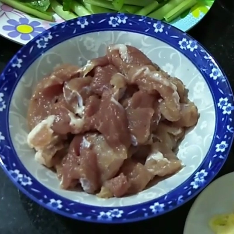 Bước 1 Sơ chế thịt heo Bún xào rau cải thịt heo