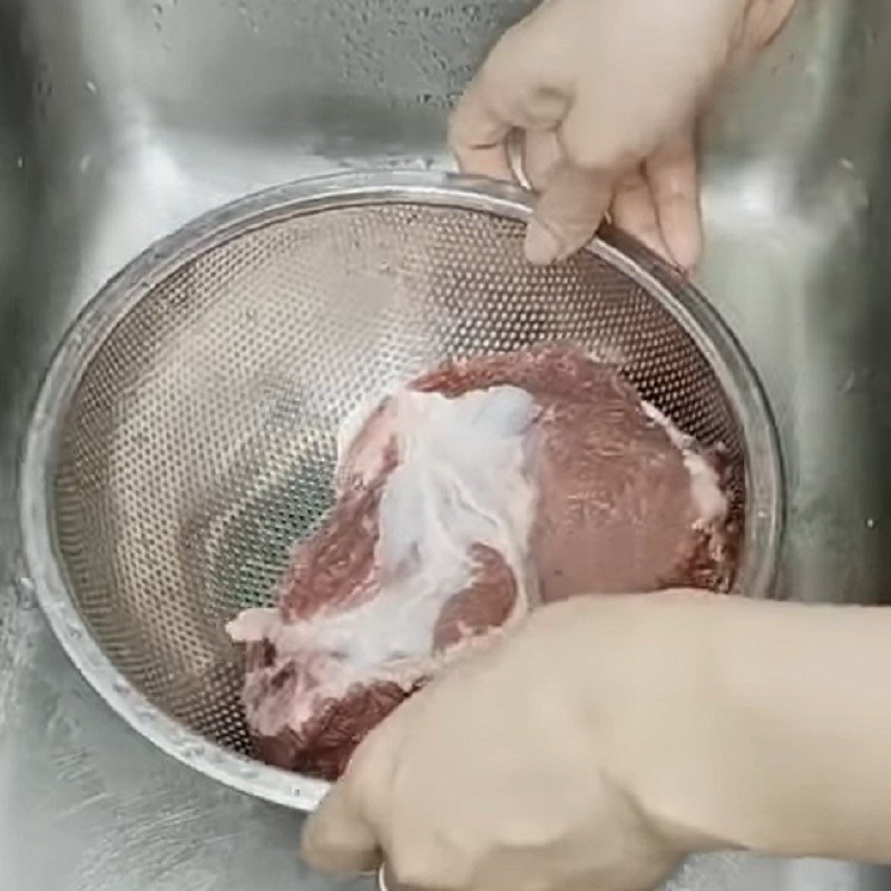 Bước 1 Sơ chế thịt heo Thịt nướng xá xíu bằng nồi chiên không dầu