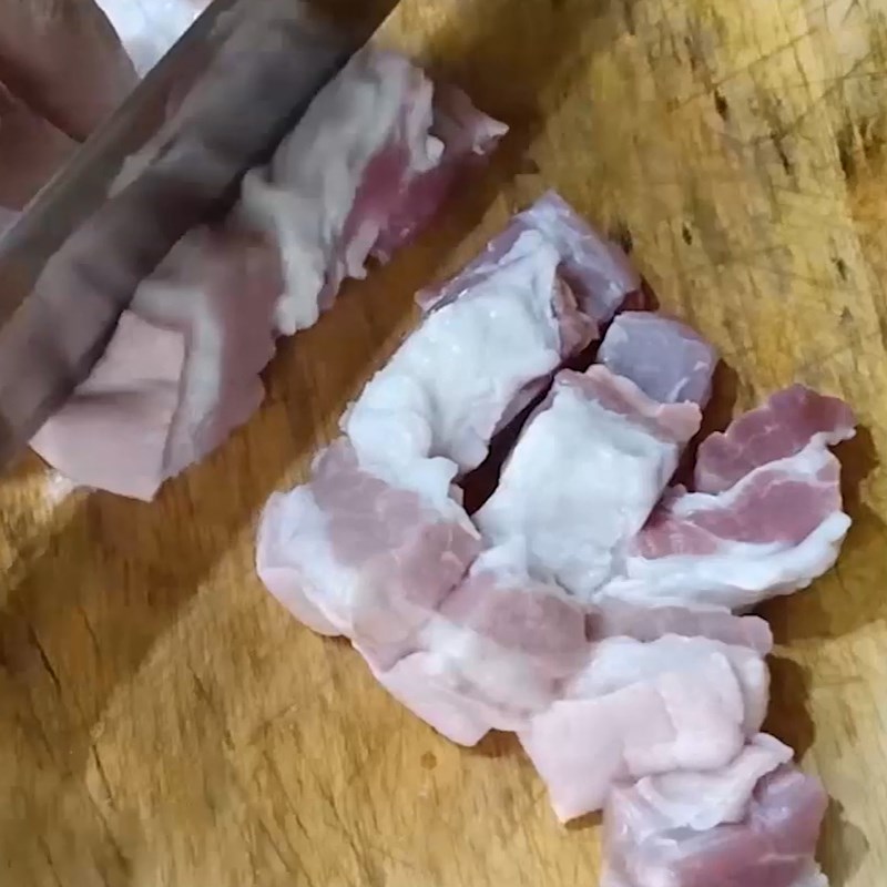 Bước 2 Sơ chế thịt heo Cá bạc má kho tiêu