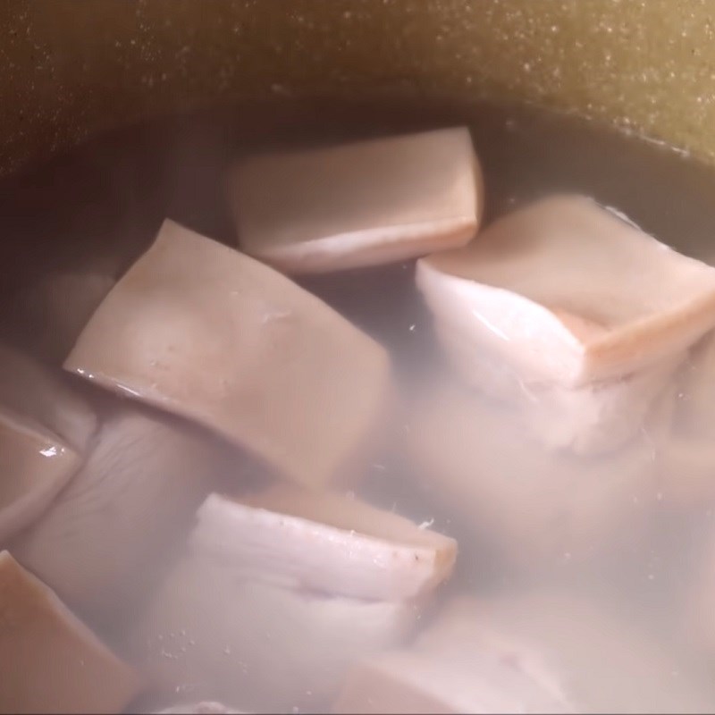 Bước 2 Sơ chế thịt heo. Thịt kho trứng muối