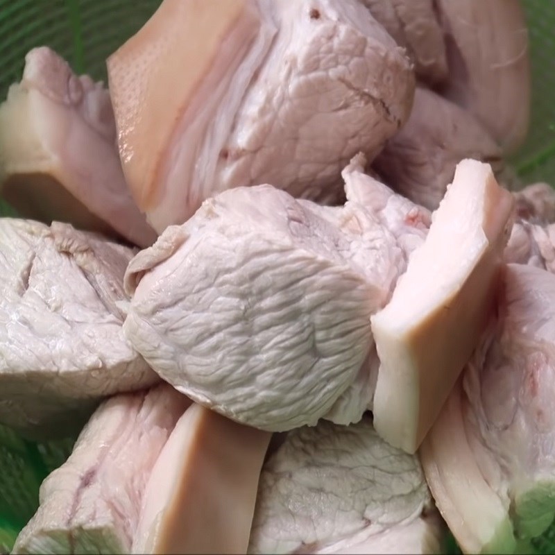 Bước 2 Sơ chế thịt heo. Thịt kho trứng muối