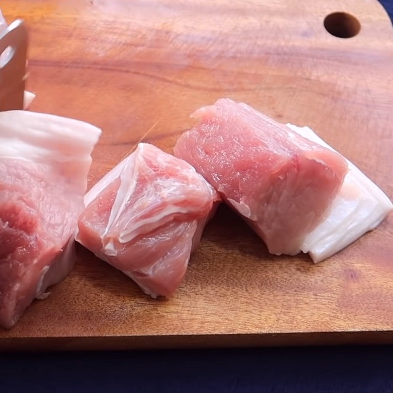 Bước 2 Sơ chế thịt heo. Thịt kho trứng muối