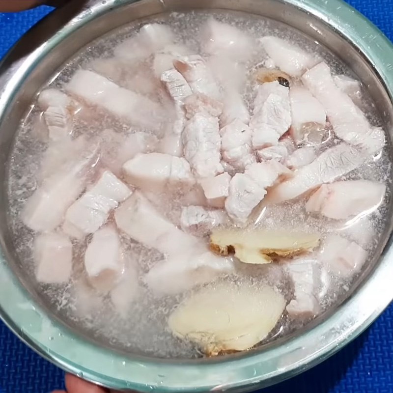 Bước 1 Sơ chế thịt heo Thịt heo kho sả