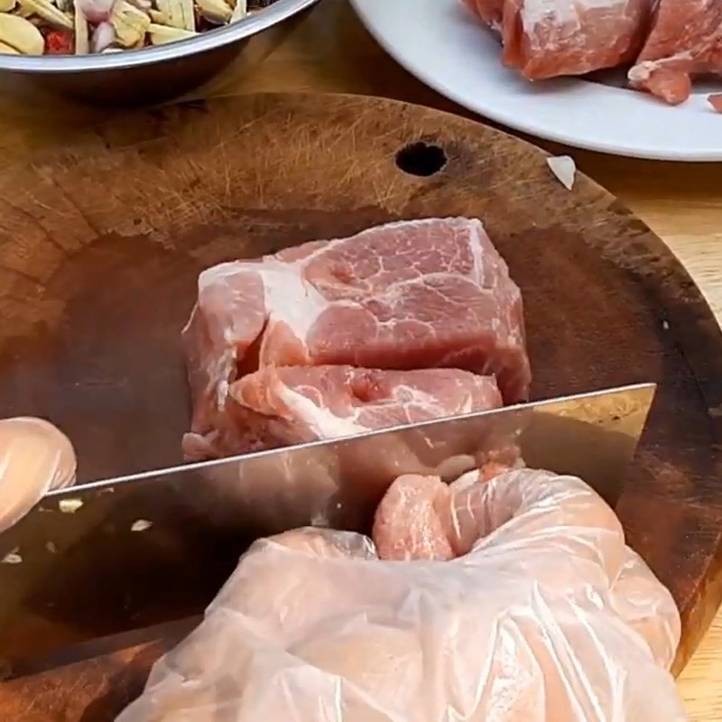 Bước 1 Sơ chế thịt heo Thịt heo kho gừng