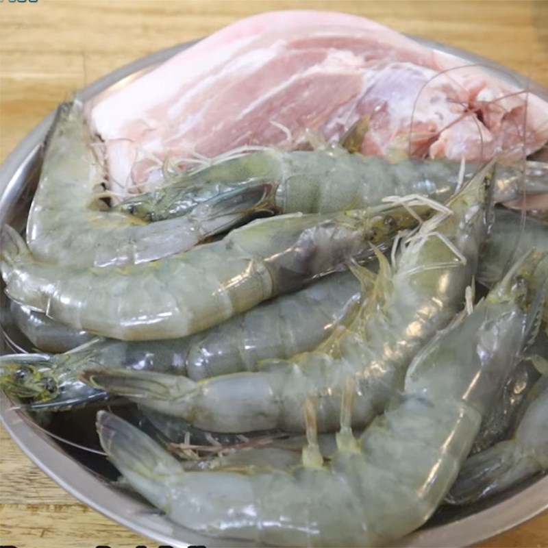 Bước 2 Sơ chế thịt và tôm Gỏi hoa chuối tôm thịt sốt chua ngọt