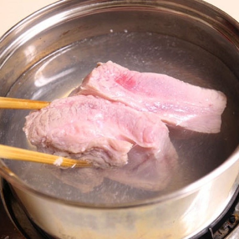 Bước 1 Sơ chế thịt và tôm Gỏi rau càng cua tôm thịt
