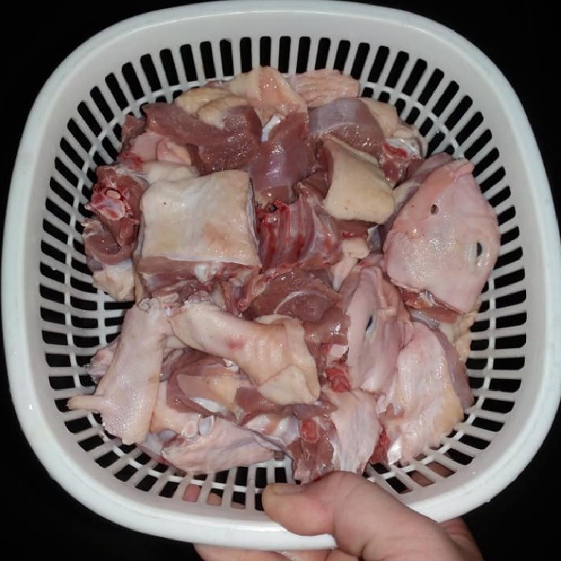 Bước 1 Sơ chế thịt vịt Vịt kho khổ qua