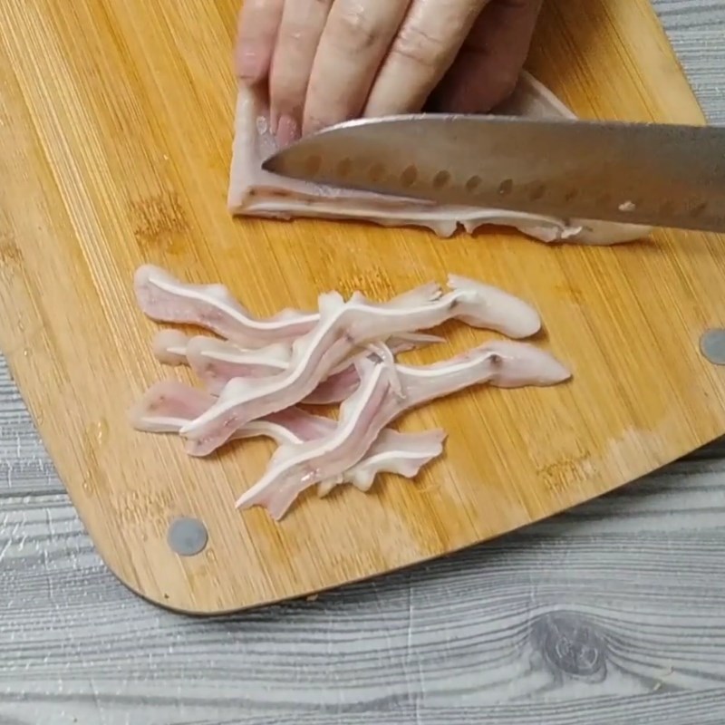 Bước 1 Sơ chế tai heo Gỏi rau càng cua tai heo