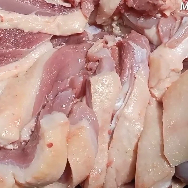 Bước 1 Sơ chế thịt vịt Canh vịt hầm đu đủ