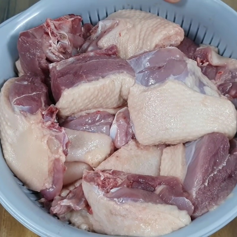 Bước 1 Sơ chế thịt vịt Thịt vịt kho tàu