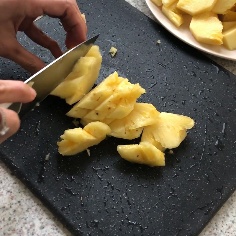Bước 2 Sơ chế thơm Khô cá lóc kho thơm