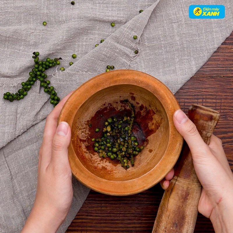Bước 2 Sơ chế tiêu xanh Sườn nướng tiêu xanh