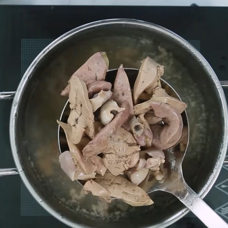 Bước 1 Sơ chế tim heo Su su xào tim heo