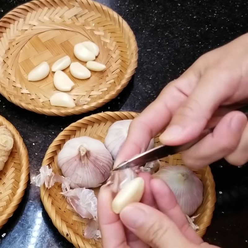 Bước 1 Sơ chế tỏi, gừng Tỏi hấp mật ong
