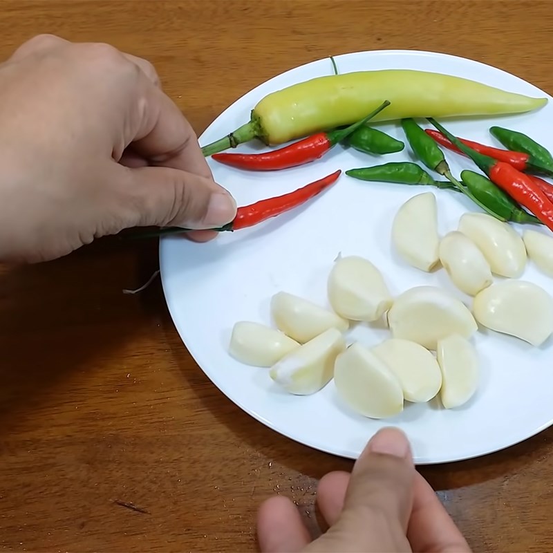Bước 2 Sơ chế tỏi và ớt Măng chua tỏi ớt