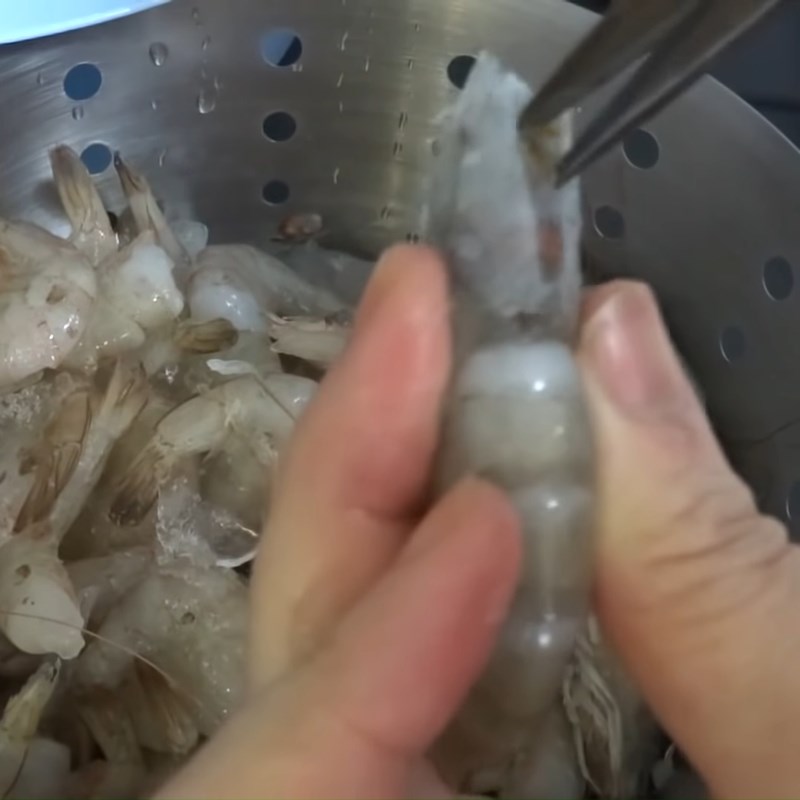 Bước 3 Sơ chế tôm Bánh tôm chiên khoai lang