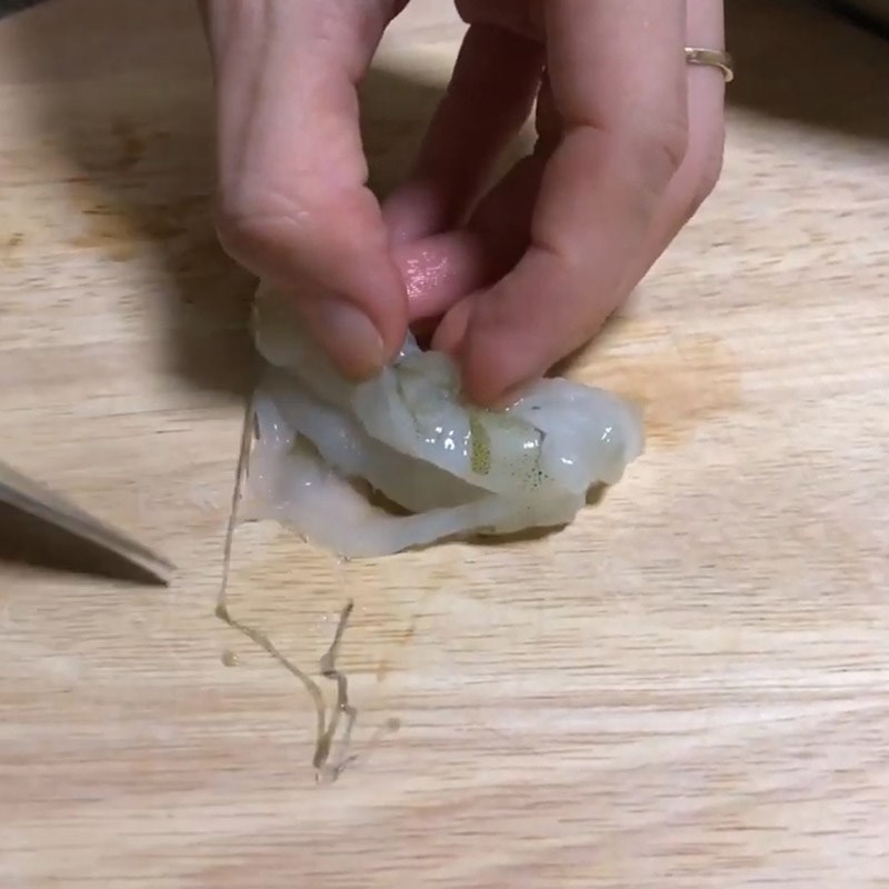 Bước 1 Sơ chế tôm Tôm rim lá quế