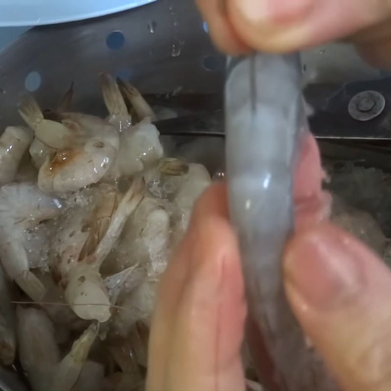Bước 3 Sơ chế tôm Bánh tôm chiên khoai lang