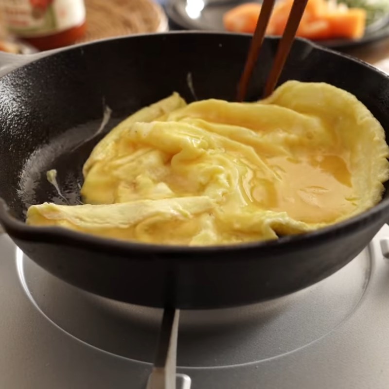 Bước 3 Làm trứng chiên Mì udon xào trứng cà chua