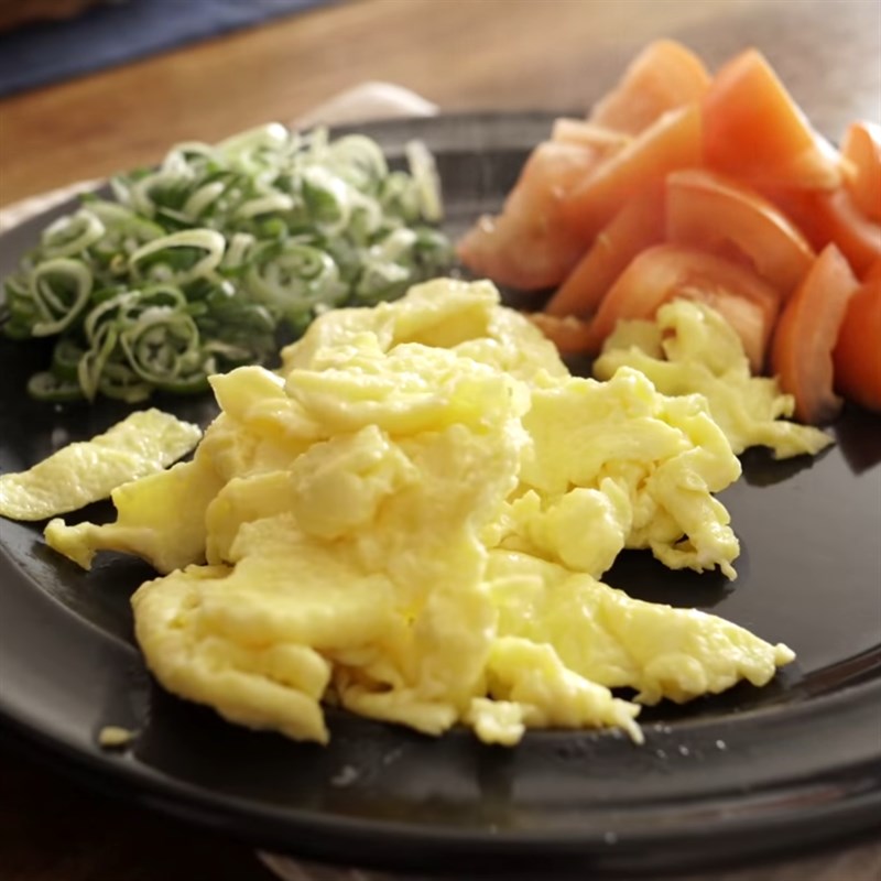 Bước 3 Làm trứng chiên Mì udon xào trứng cà chua
