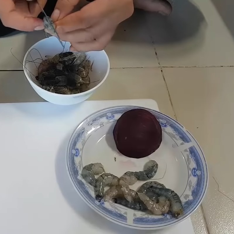 Bước 1 Sơ chế tôm Cháo củ dền tôm tươi