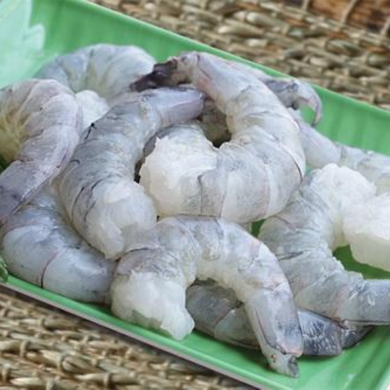 Bước 2 Sơ chế tôm Mì udon xào trứng cà chua
