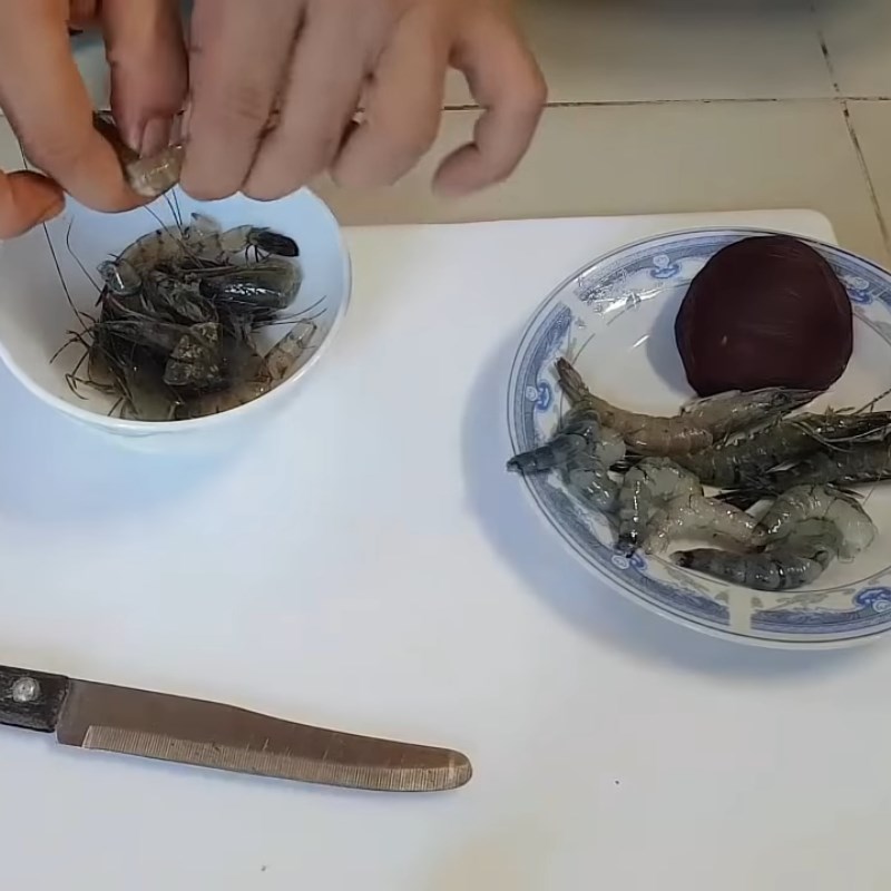 Bước 1 Sơ chế tôm Cháo củ dền tôm tươi