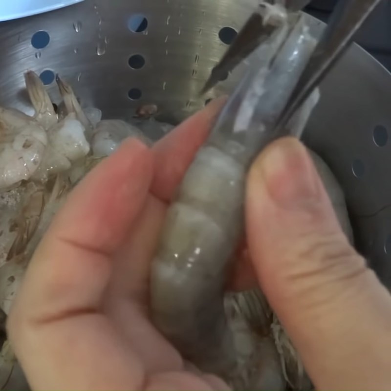 Bước 3 Sơ chế tôm Bánh tôm chiên khoai lang