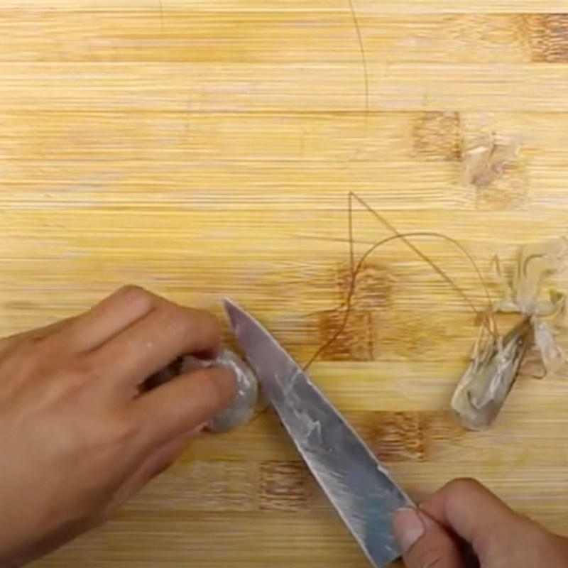 Bước 2 Sơ chế tôm Canh nấm bào ngư mướp hương