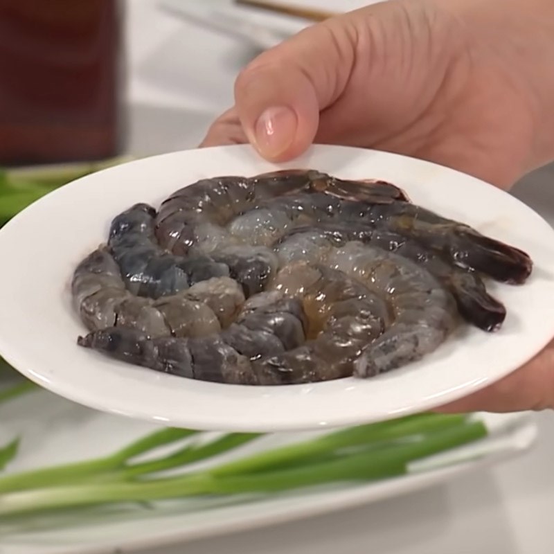 Bước 1 Sơ chế tôm Canh tôm nấu cần nước