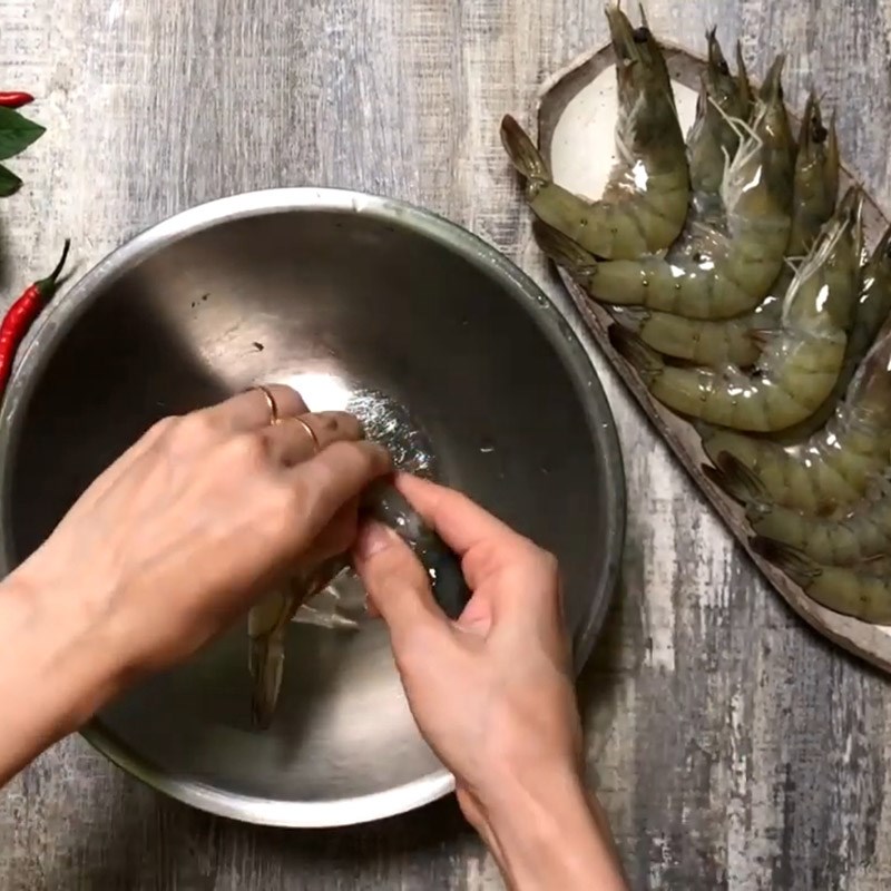 Bước 1 Sơ chế tôm Tôm rim lá quế