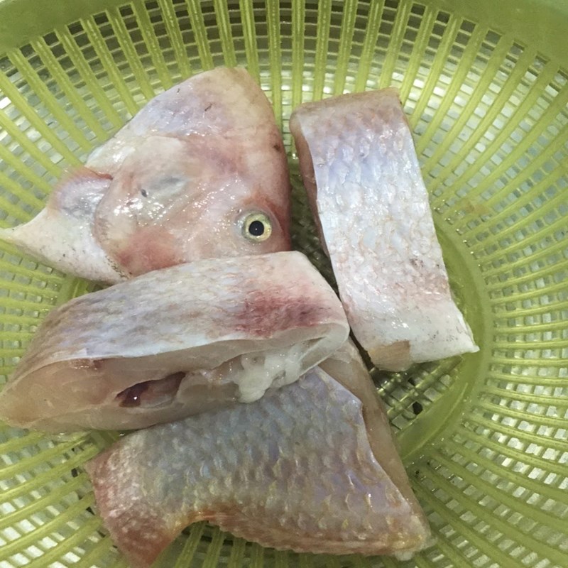 Bước 1 Sơ chế tôm cá Lẩu mắm ruốc (công thức được chia sẻ từ người dùng)