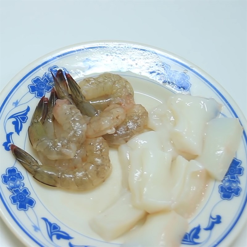 Bước 1 Sơ chế tôm mực Mì xào giòn hải sản