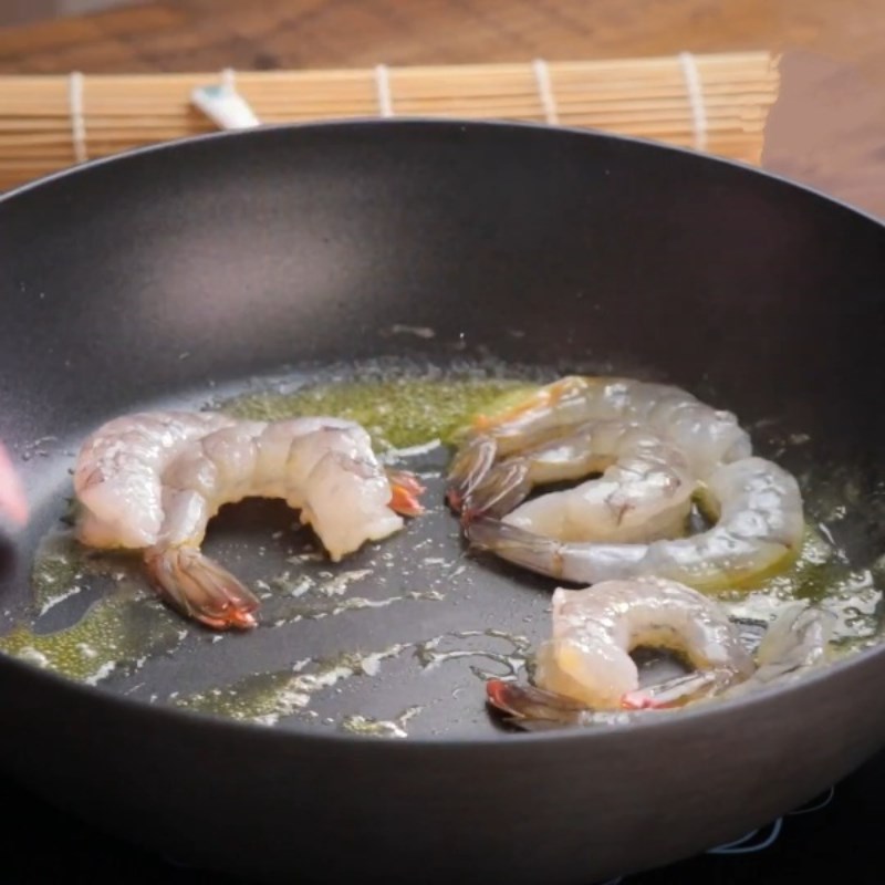 Bước 3 Xào tôm với nấm Tôm xào nấm đùi gà