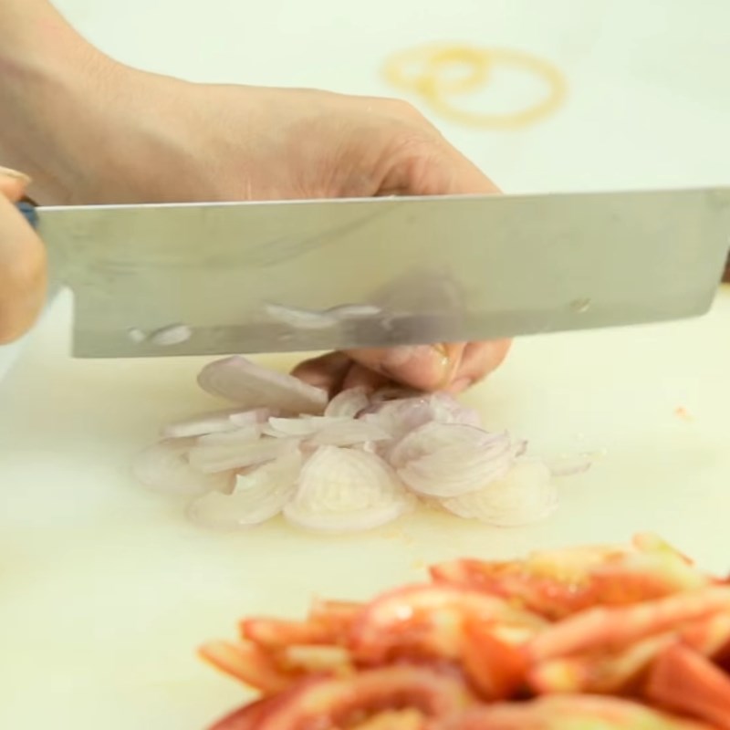 Bước 2 Sơ chế tôm và các nguyên liệu khác Canh cua tôm chua