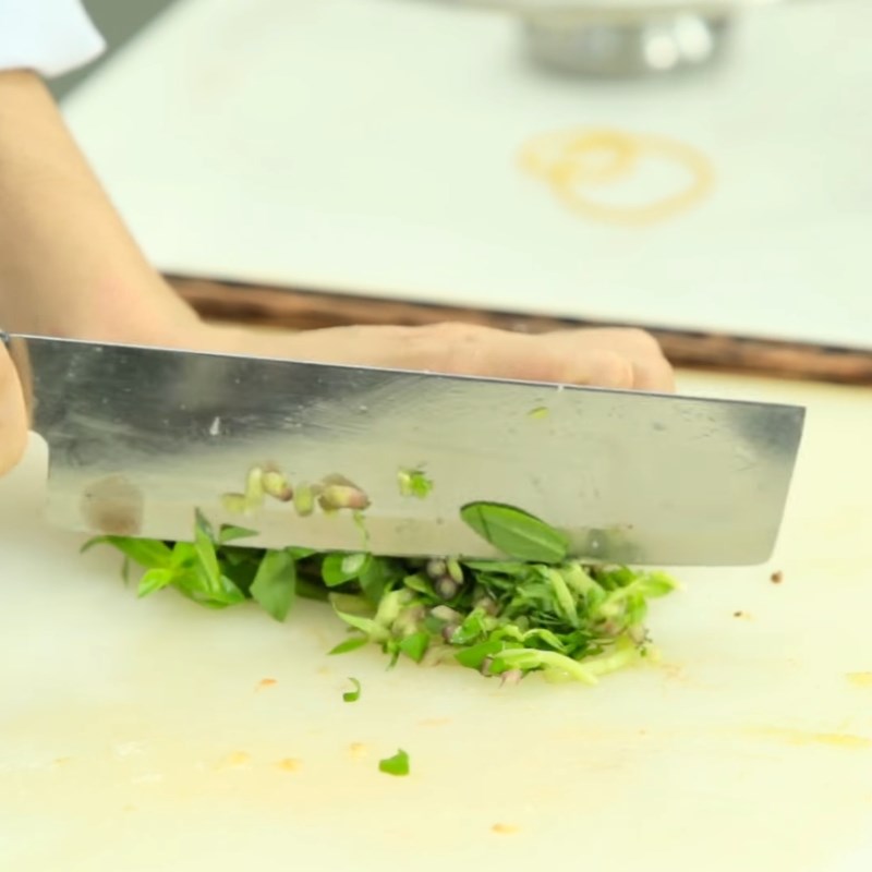 Bước 2 Sơ chế tôm và các nguyên liệu khác Canh cua tôm chua