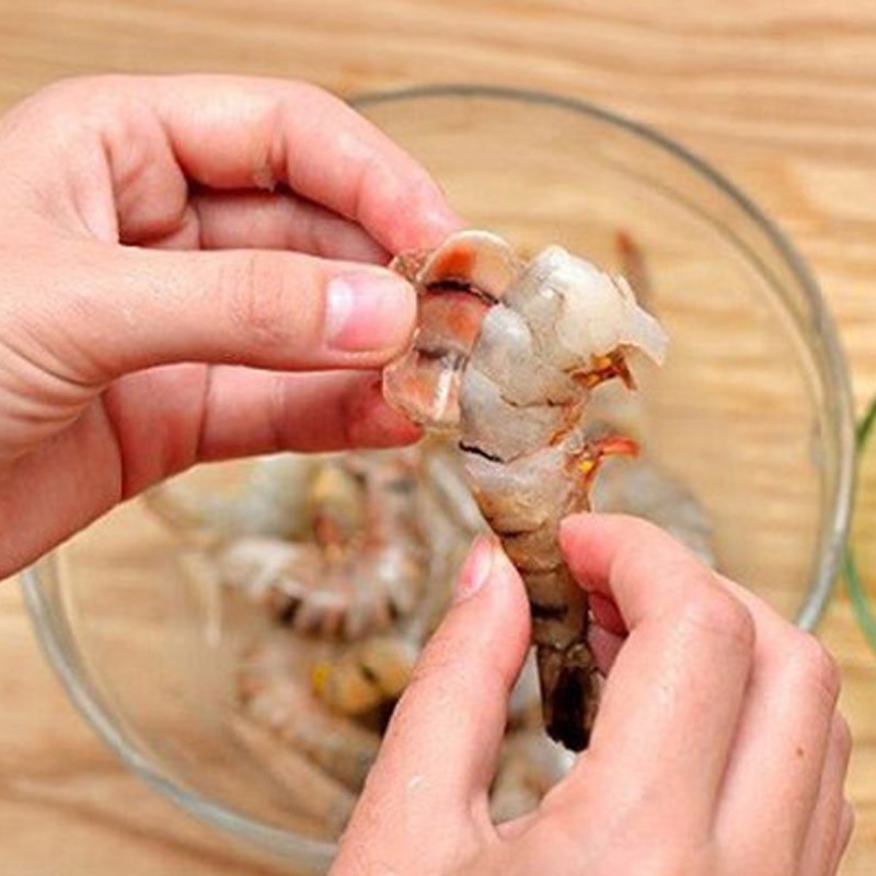Bước 1 Sơ chế các nguyên liệu Canh nha đam nấu tôm