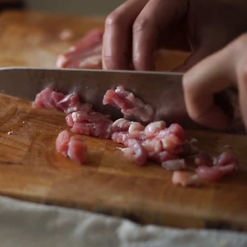 Bước 2 Sơ chế tôm và thịt Chả tôm chiên kiểu Thái