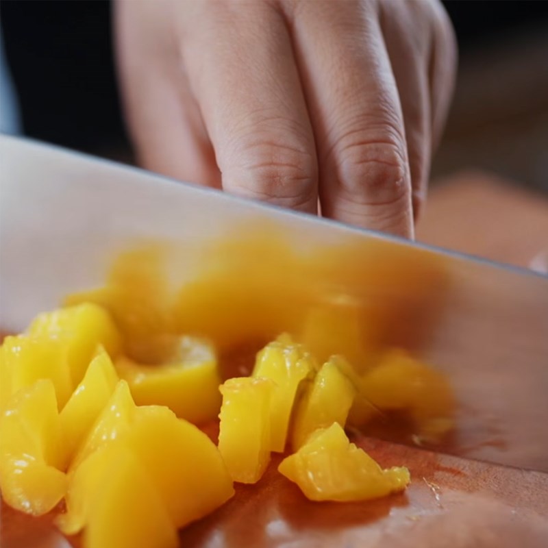 Bước 2 Sơ chế trái cây Chè halo halo