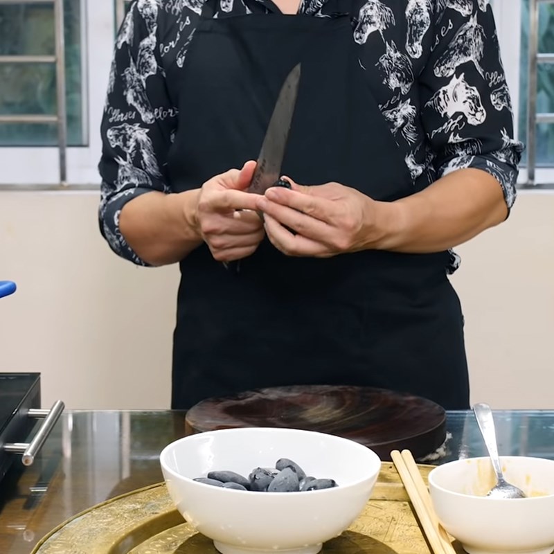 Bước 3 Sơ chế trám Thịt kho trám đen