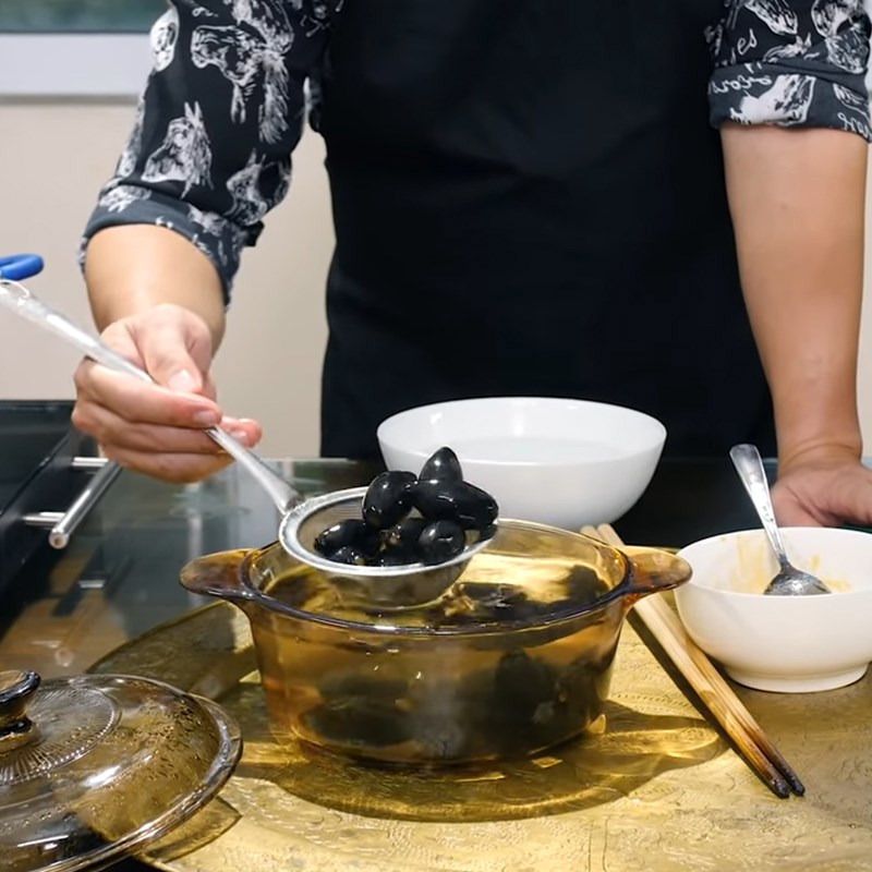 Bước 3 Sơ chế trám Thịt kho trám đen