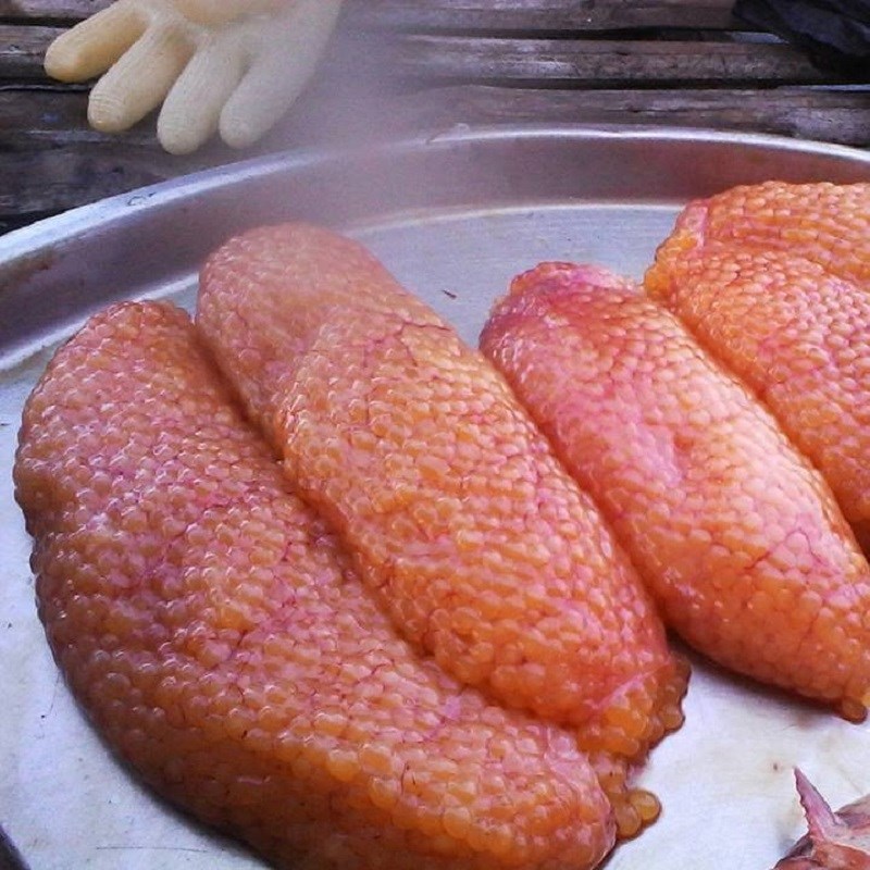 Bước 1 Sơ chế trứng cá Trứng cá sốt cà chua