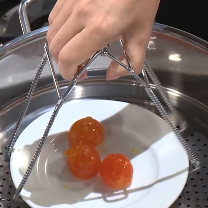Bước 1 Sơ chế trứng muối Cá trứng chiên sốt trứng muối