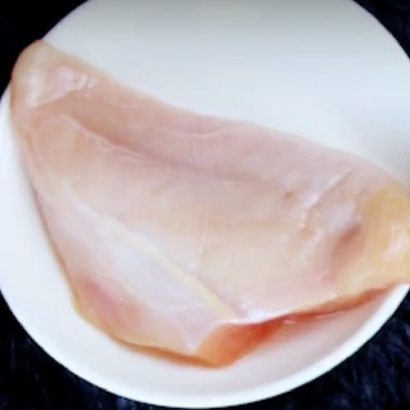 Bước 1 Sơ chế ức gà Ức gà hấp nước tương