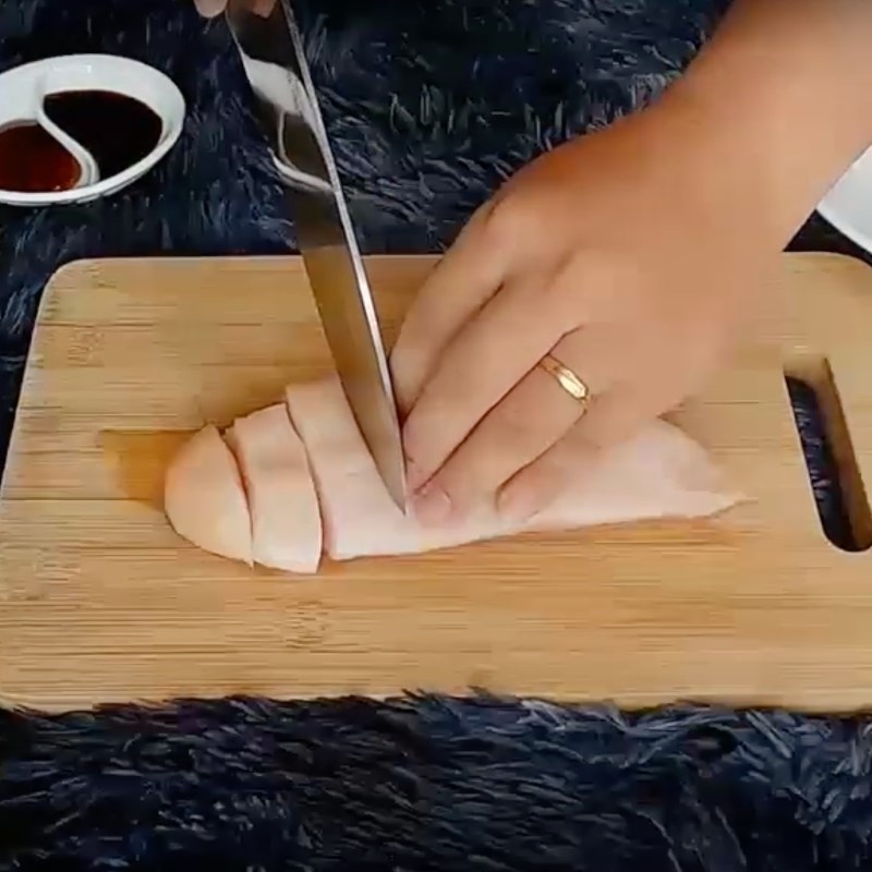 Bước 1 Sơ chế ức gà Ức gà hấp nước tương