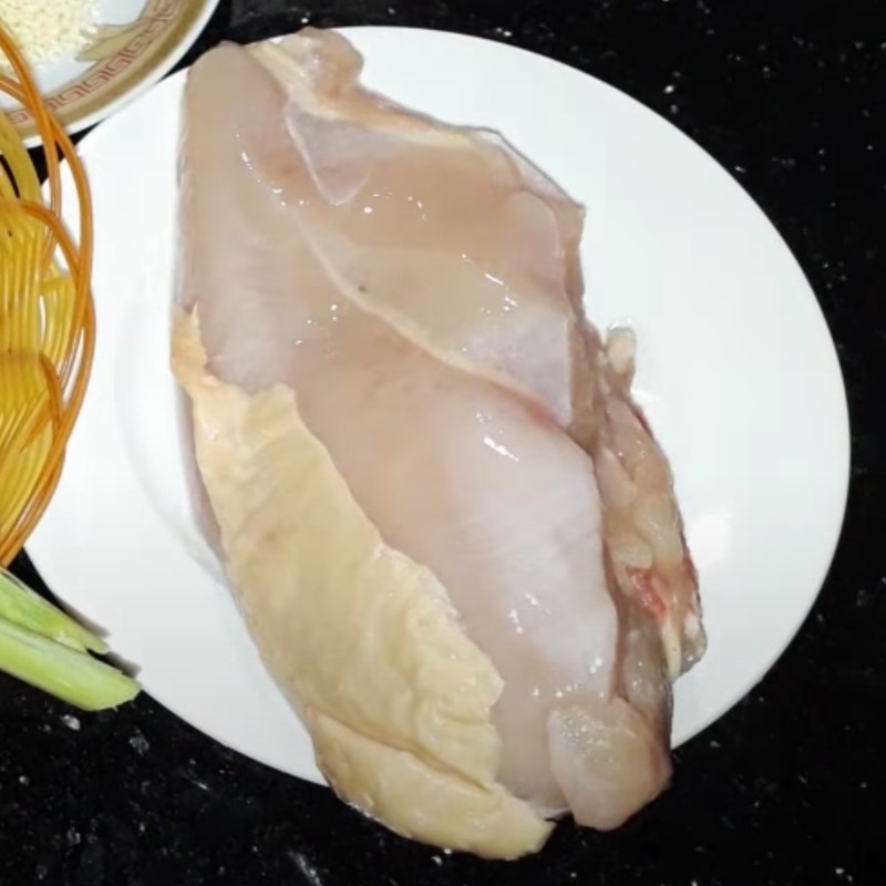 Bước 2 Sơ chế ức gà Ức gà hấp lá chanh