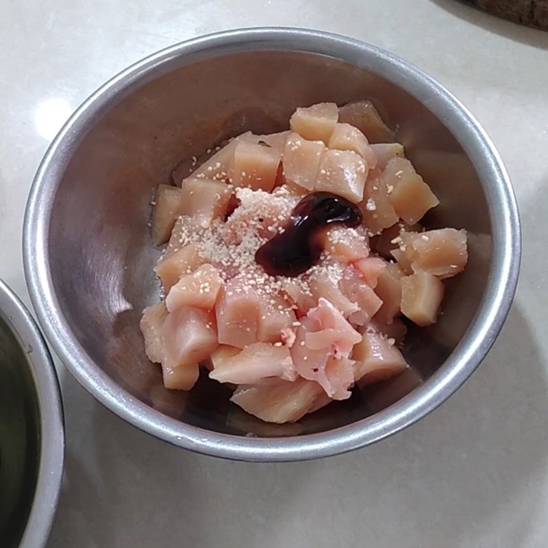 Bước 1 Sơ chế ức gà Khoai tây xào ức gà