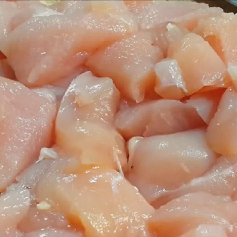 Bước 2 Sơ chế ức gà Ức gà xào chua ngọt