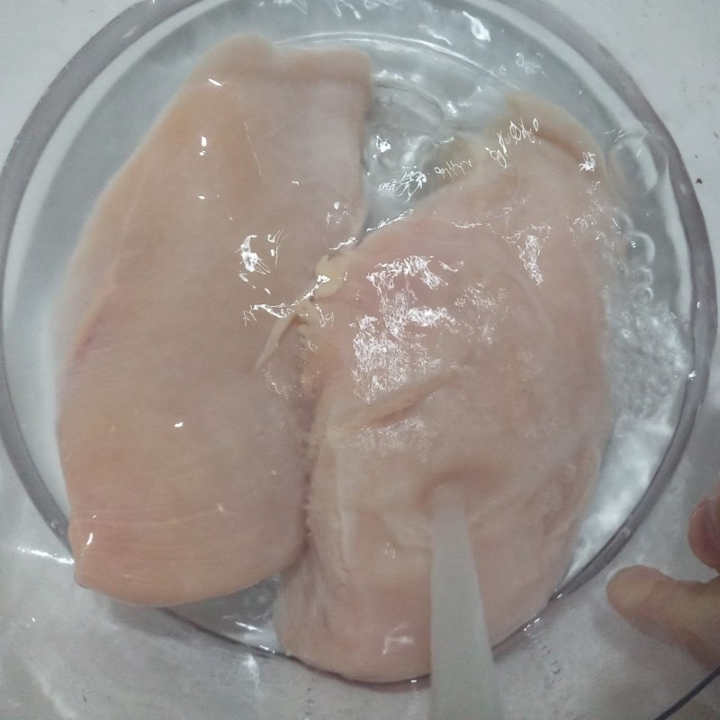 Bước 1 Sơ chế ức gà Gỏi ức gà