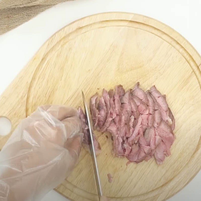 Bước 1 Sơ chế và áp chảo thịt bò Gỏi bò Thái Lan gạo rang